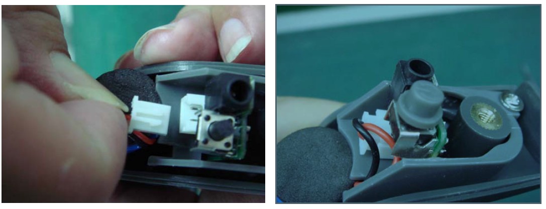 将条码扫描器电池连接线的接头插入电源板的插座
